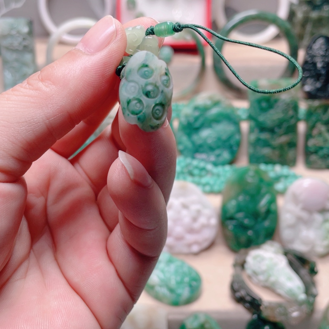 独山玉未镶嵌颈饰