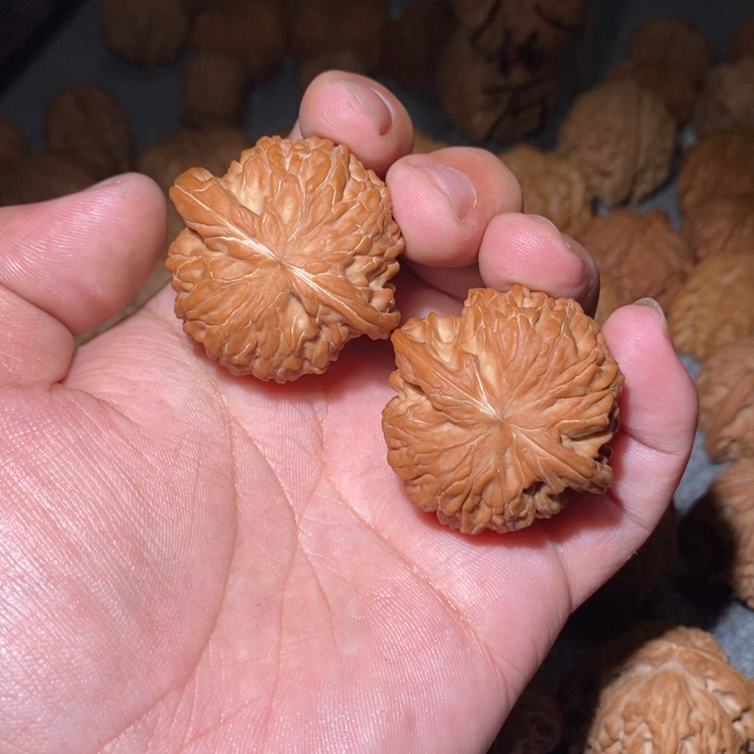 *****桃核吊坠磨盘。    