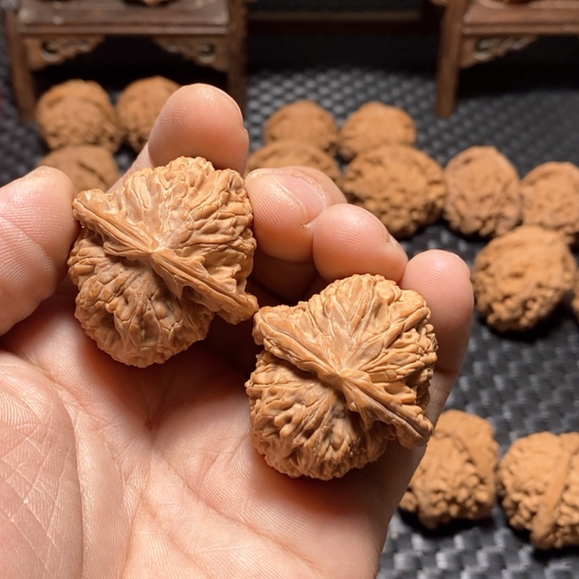 【闪购商品】文玩核桃把件40尺，有修白狮子