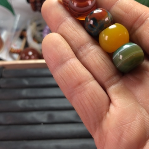 未镶嵌颈饰玛瑙/玉髓江*