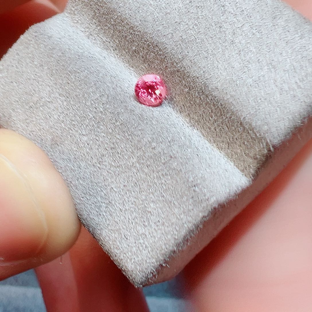 尖晶石裸石未镶嵌小**子天然马亨盖热粉尖晶石超强荧光