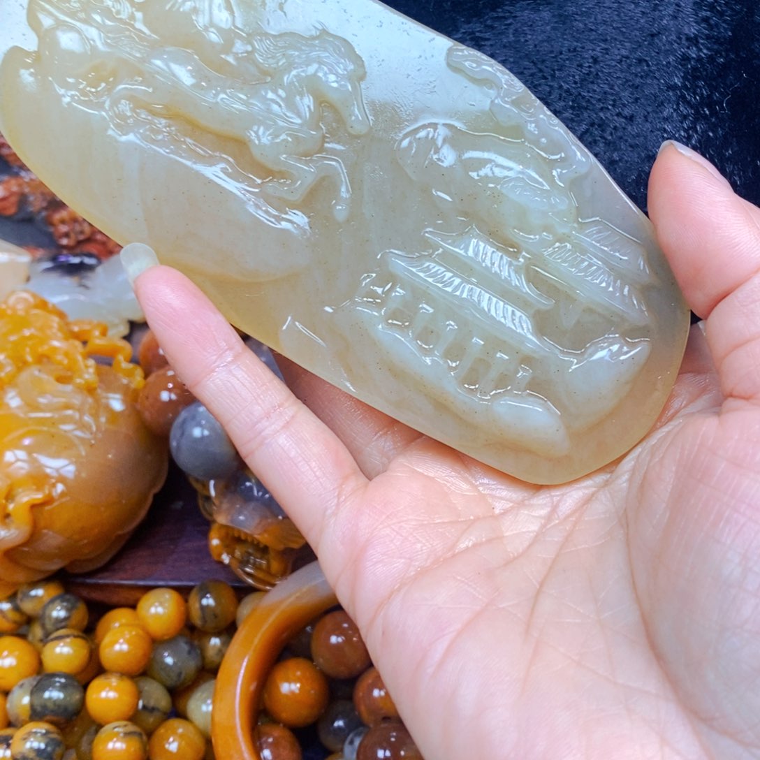 未镶嵌石英质玉（黄龙玉）颈饰