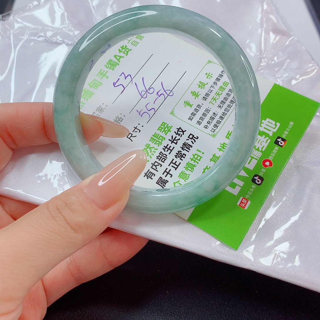 翡翠手镯未镶嵌翡翠