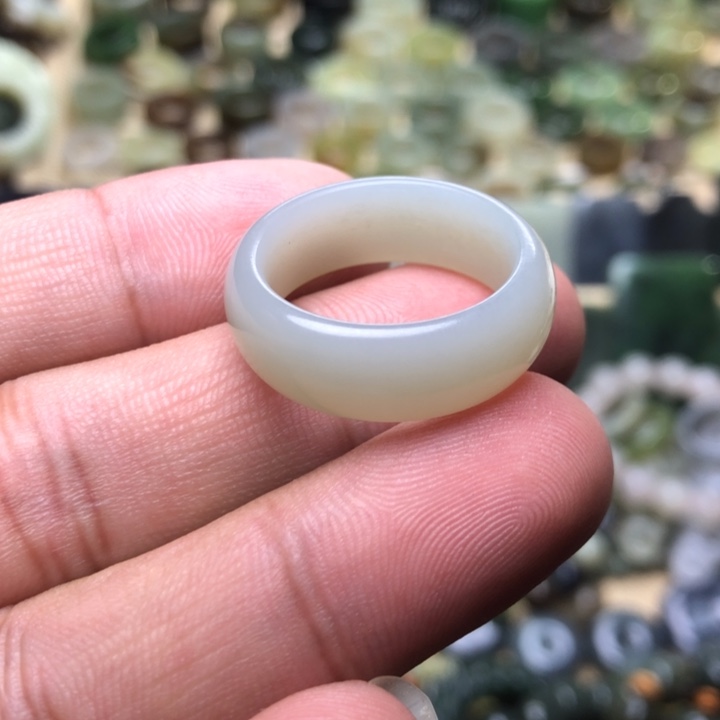 德***子和田玉未镶嵌颈饰