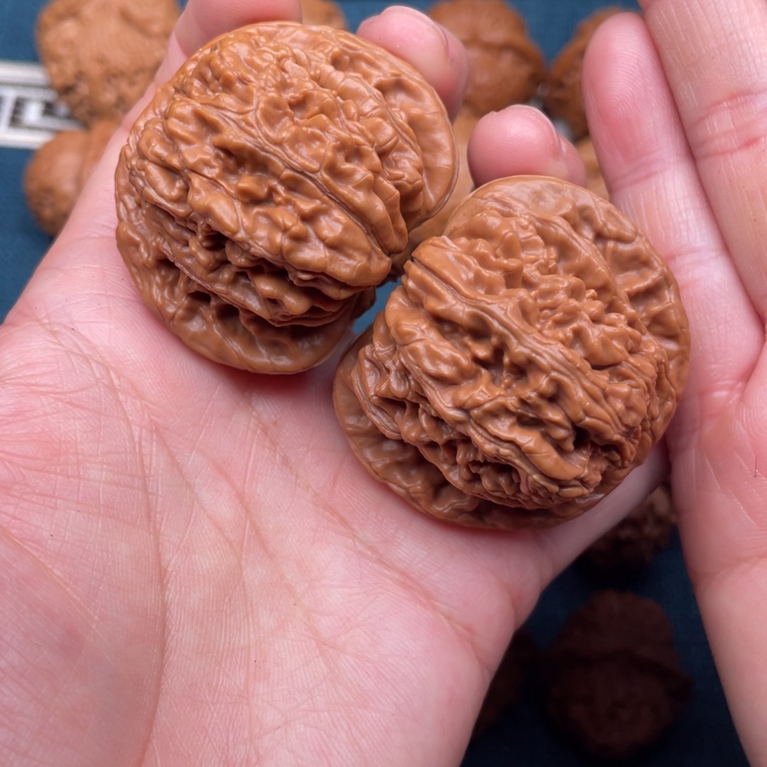 文玩核桃把件45红皮老树山地楼