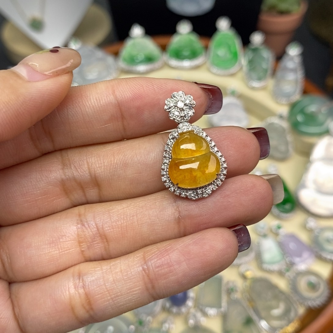 翡翠颈饰18K金镶嵌小**?A货翡翠