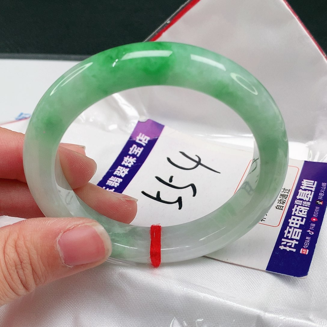 翡翠手镯未镶嵌翡翠