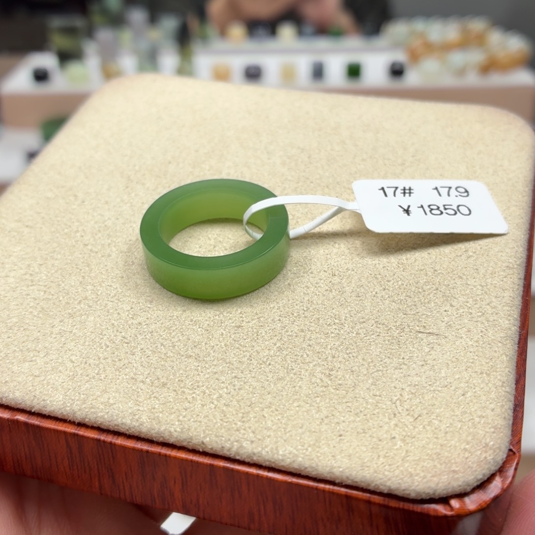 J***琼和田玉未镶嵌戒指17.9