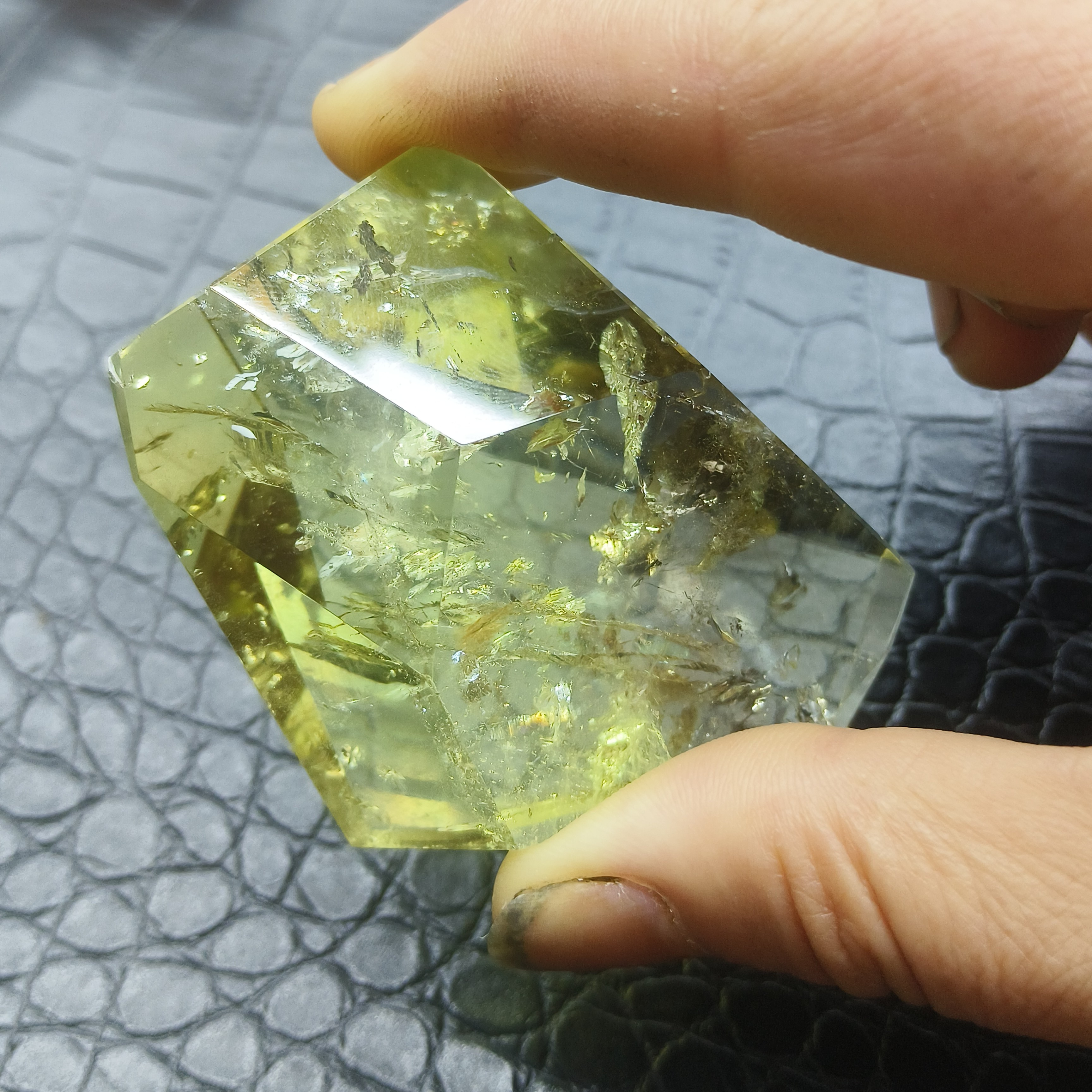  天然黄水晶随形尺寸多样 重量不等
