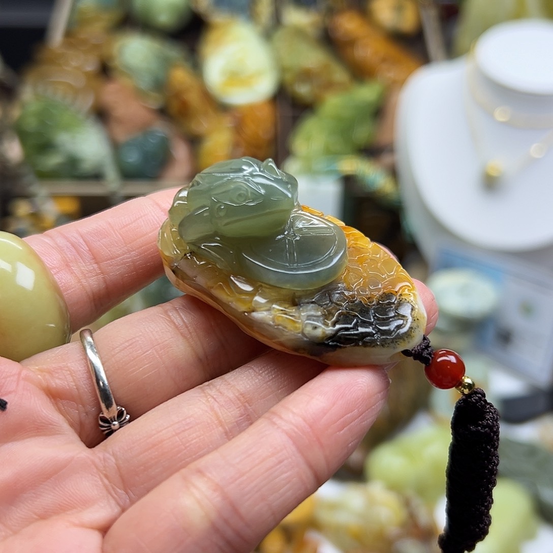 虎***1岫玉未镶嵌颈饰花玉俏色青蛙