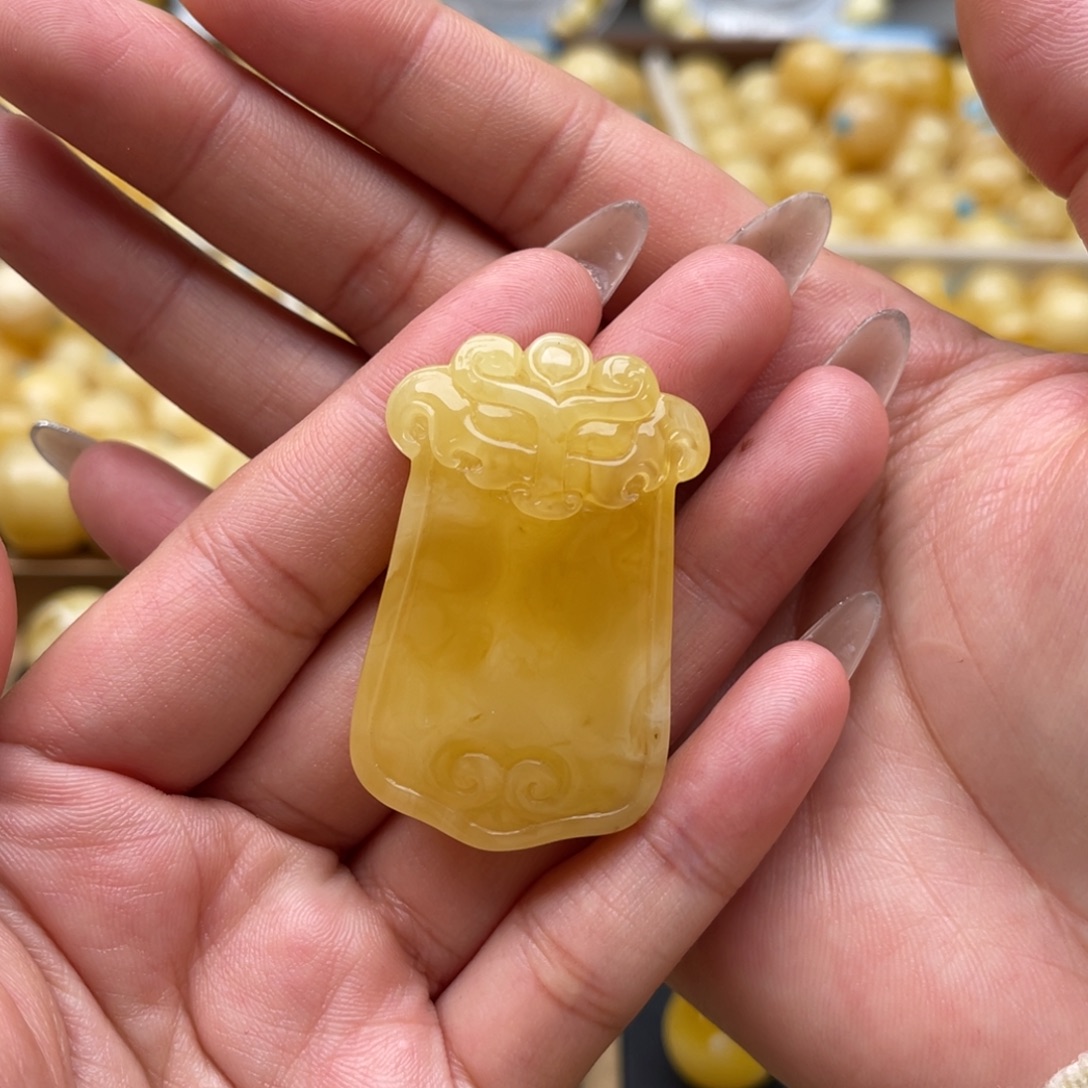 琥珀未镶嵌裸石蜜蜡吊坠笑