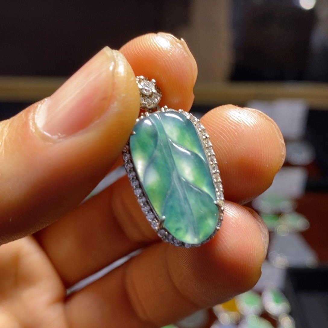 翡翠颈饰银S925镶嵌冰透蓝水飘花叶子