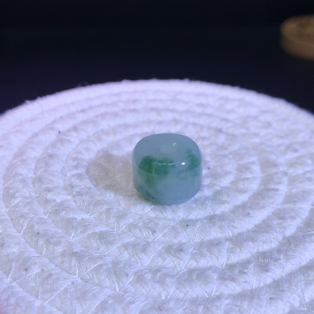 散珠翡翠天然缅甸翡翠桶珠卡16,8厚11.3飘绿花