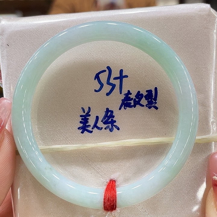 翡翠手镯未镶嵌翡翠手镯