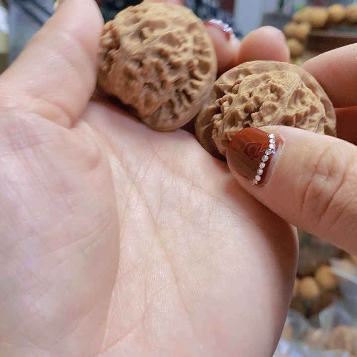 【闪购商品】文玩核桃把件39宫灯尖黄