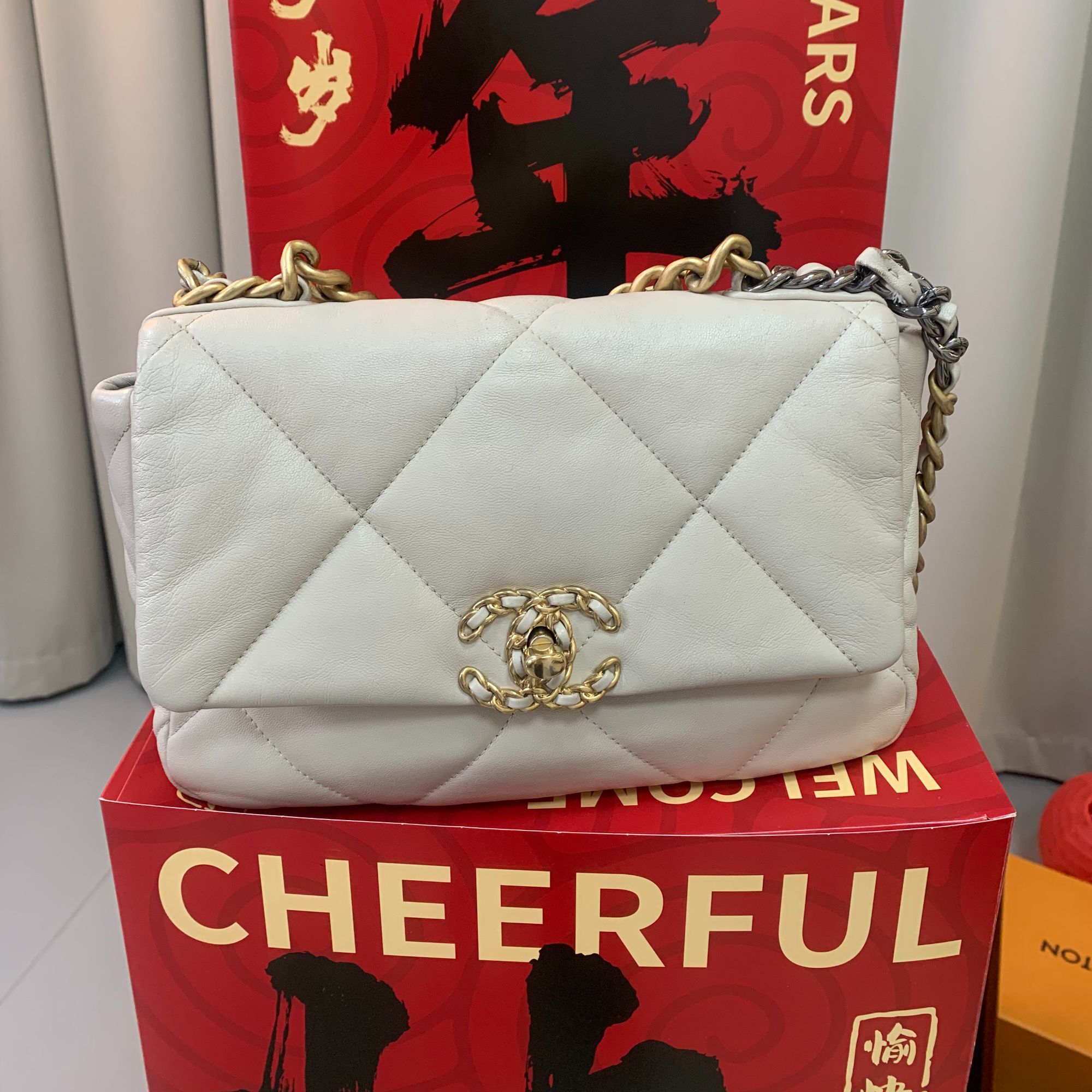 95新 Chanel/香奈儿 奶昔白金扣19bag小号斜挎包