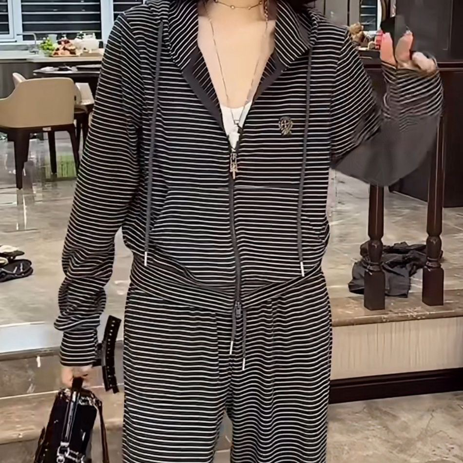 秋季新款显瘦休闲条纹连帽套装上衣搭配阔腿裤彰显个性魅力