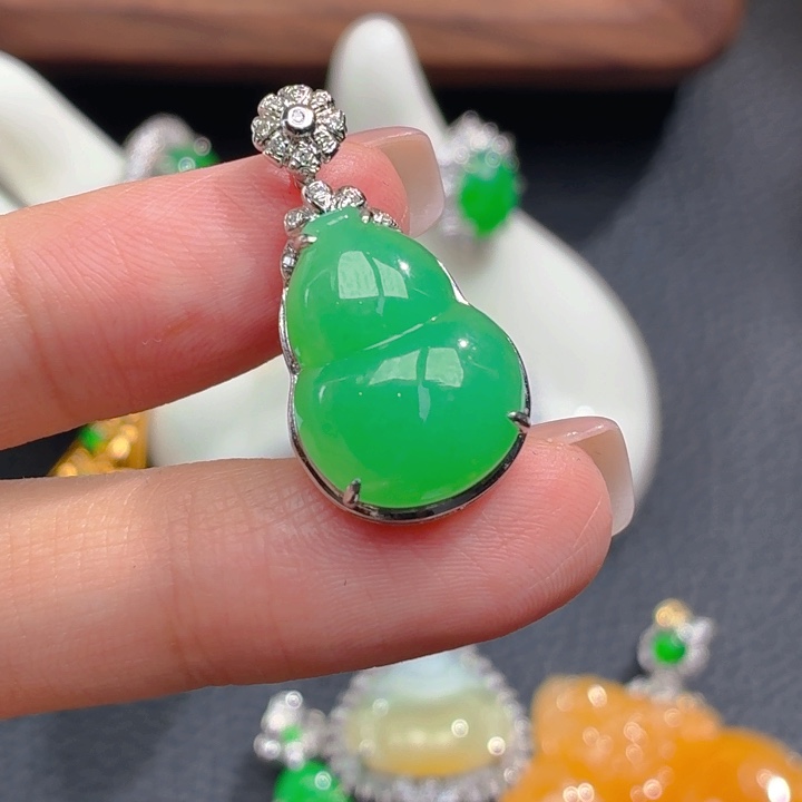 颈饰18K金镶嵌翡翠