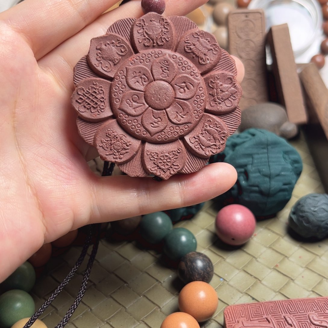 泥塑驻芳华藏式八宝大牌牌