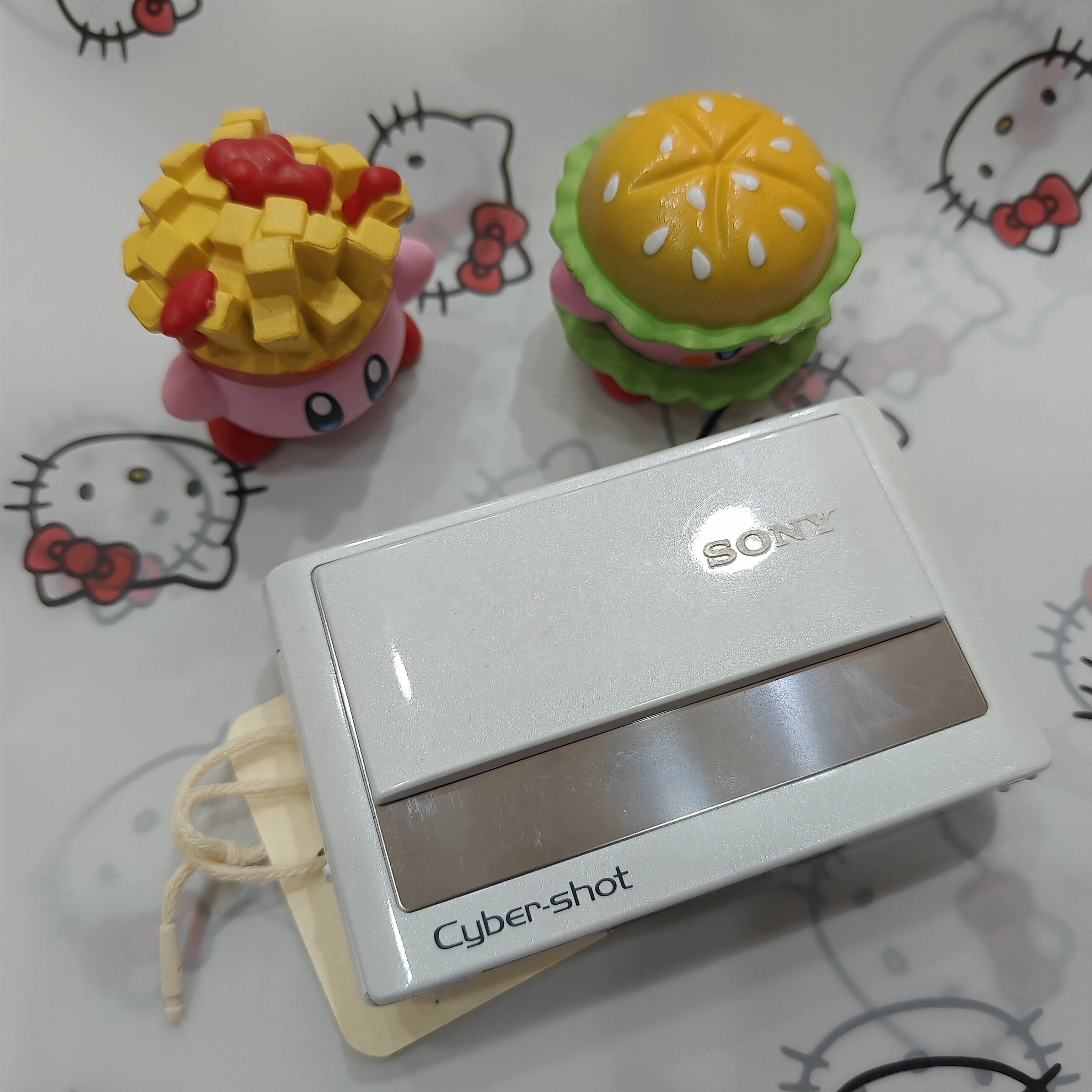 9新  日版索尼t20带原盒，稀有奶白色，屏幕夹层进灰不影响使用