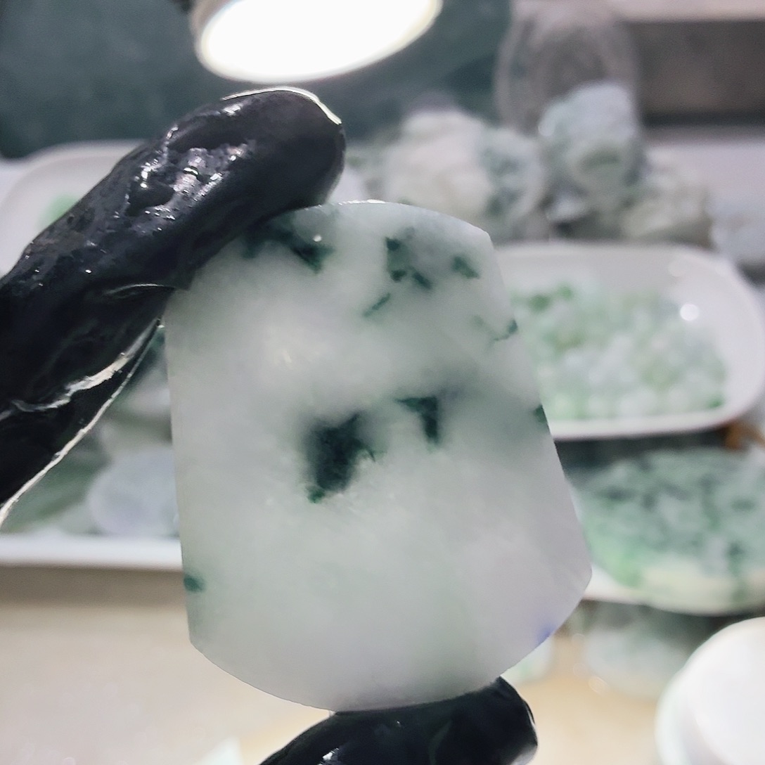 翡翠未镶嵌颈饰边角料