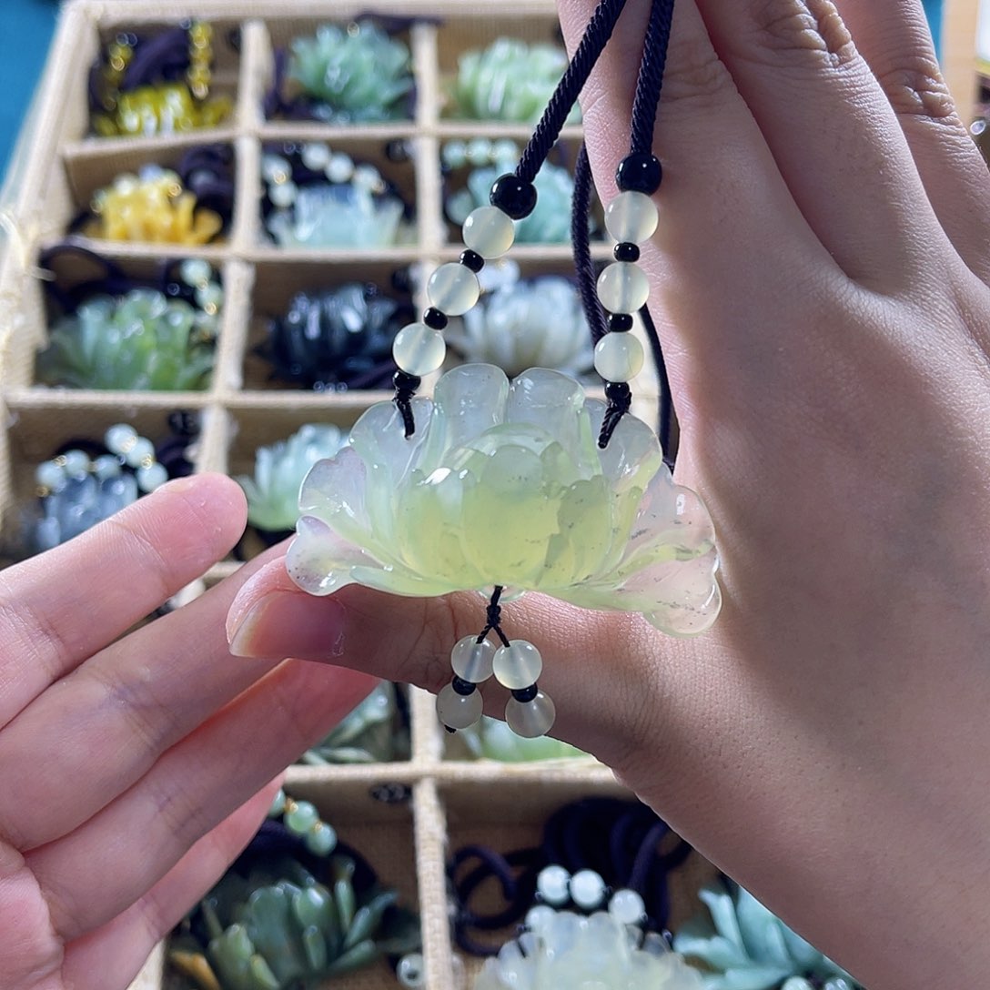 蛇纹石玉颈饰合金