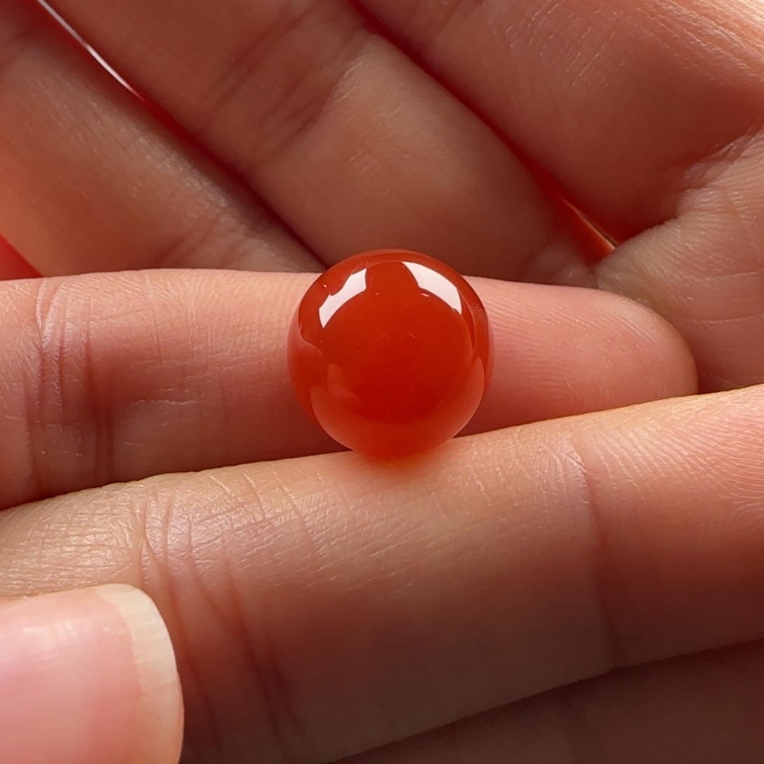 南红玛瑙未镶嵌圆珠：12颜色很油润 有洞纹