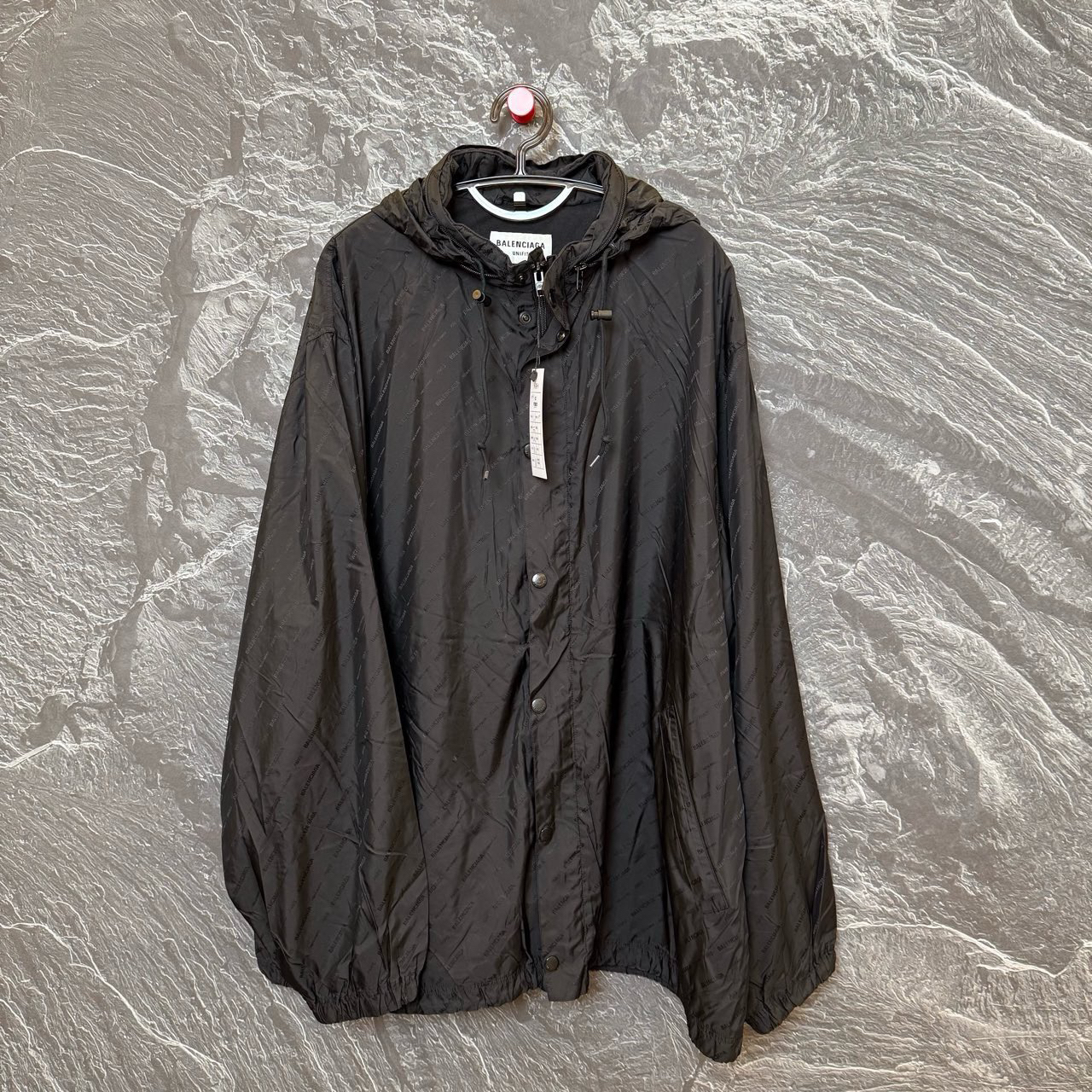 99新 Balenciaga/巴黎世家 满印黑色冲锋衣/尺码L/成色99/10660