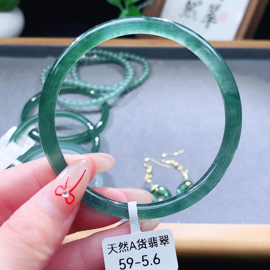 翡翠未镶嵌手镯（圆镯）