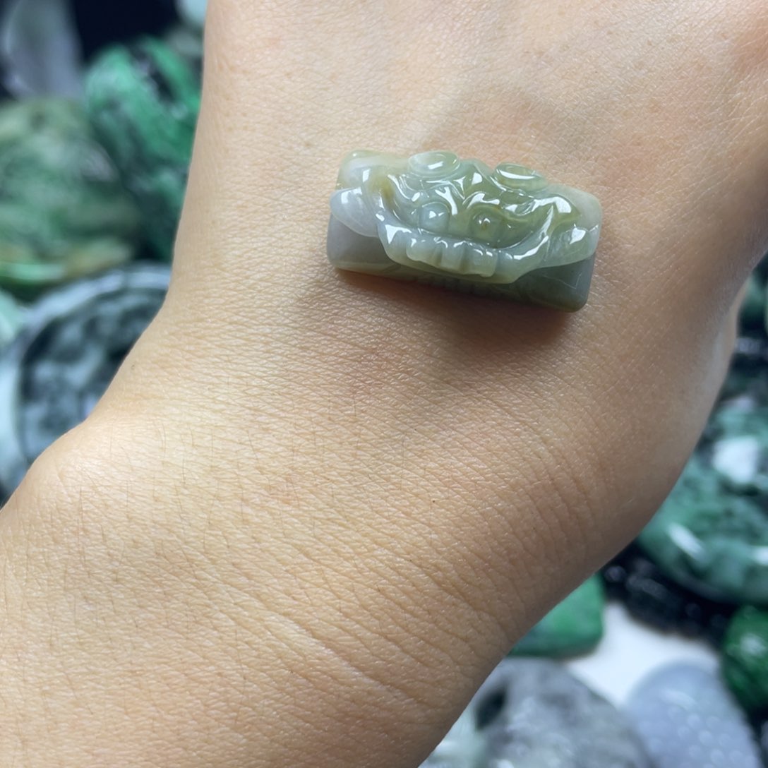 翡翠未镶嵌颈饰大**子牌子