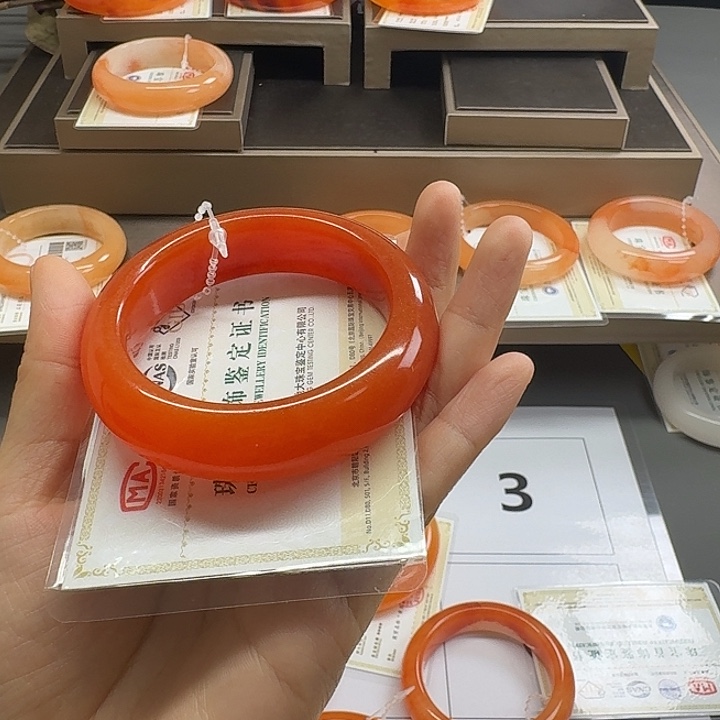 玲***4石英质玉（黄龙玉）未镶嵌颈饰