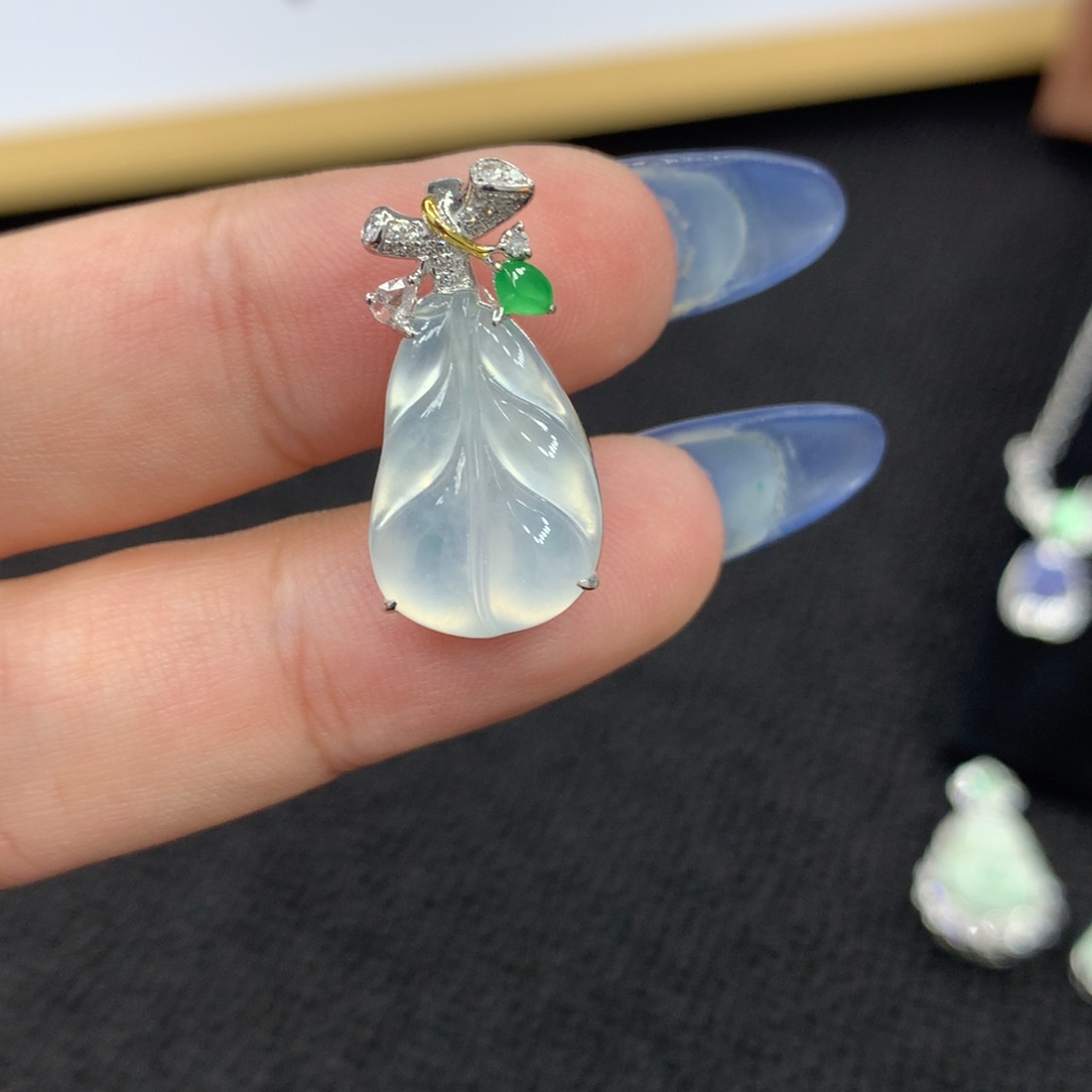 颈饰18K金镶嵌翡翠叶子