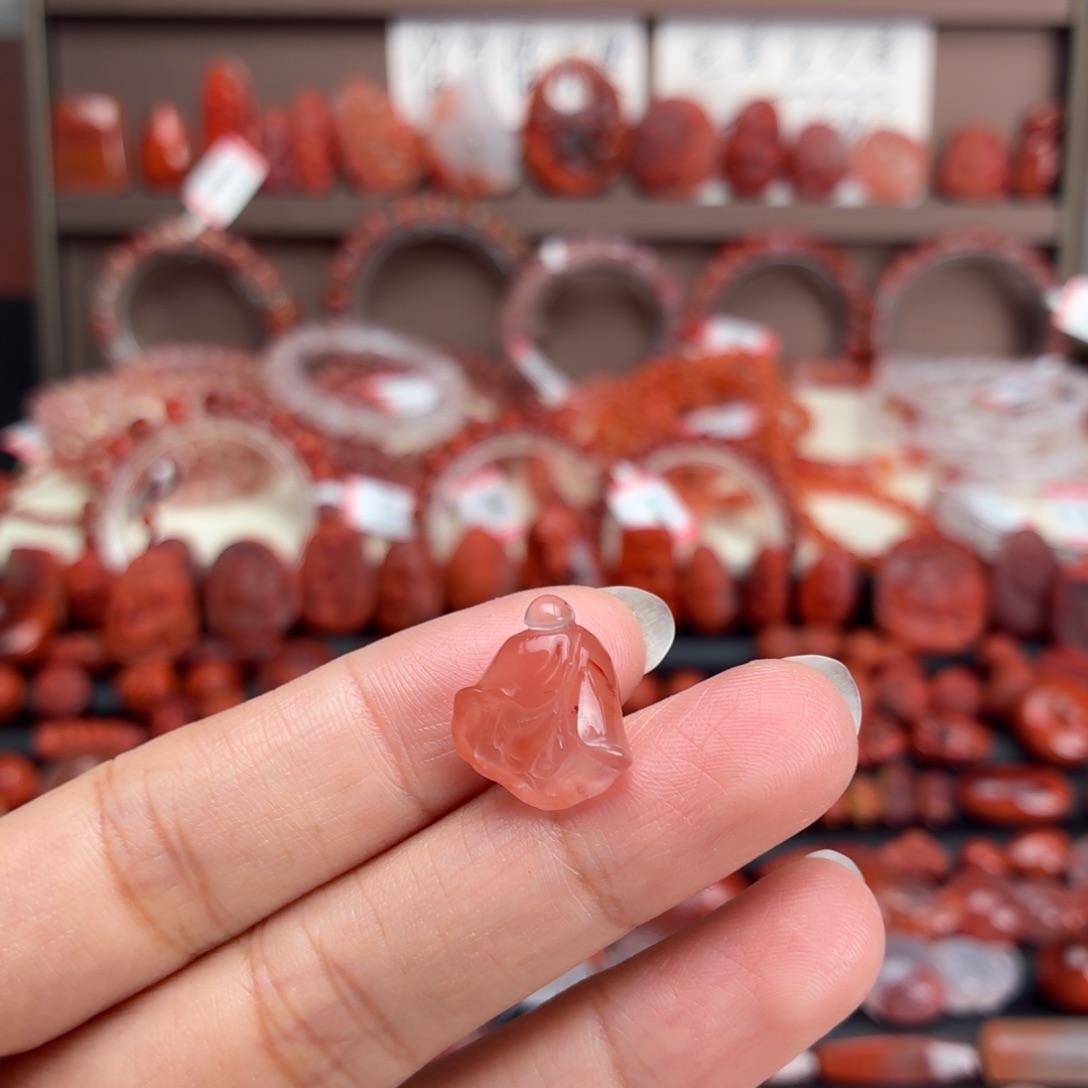 南红玛瑙未镶嵌颈饰玉兰花