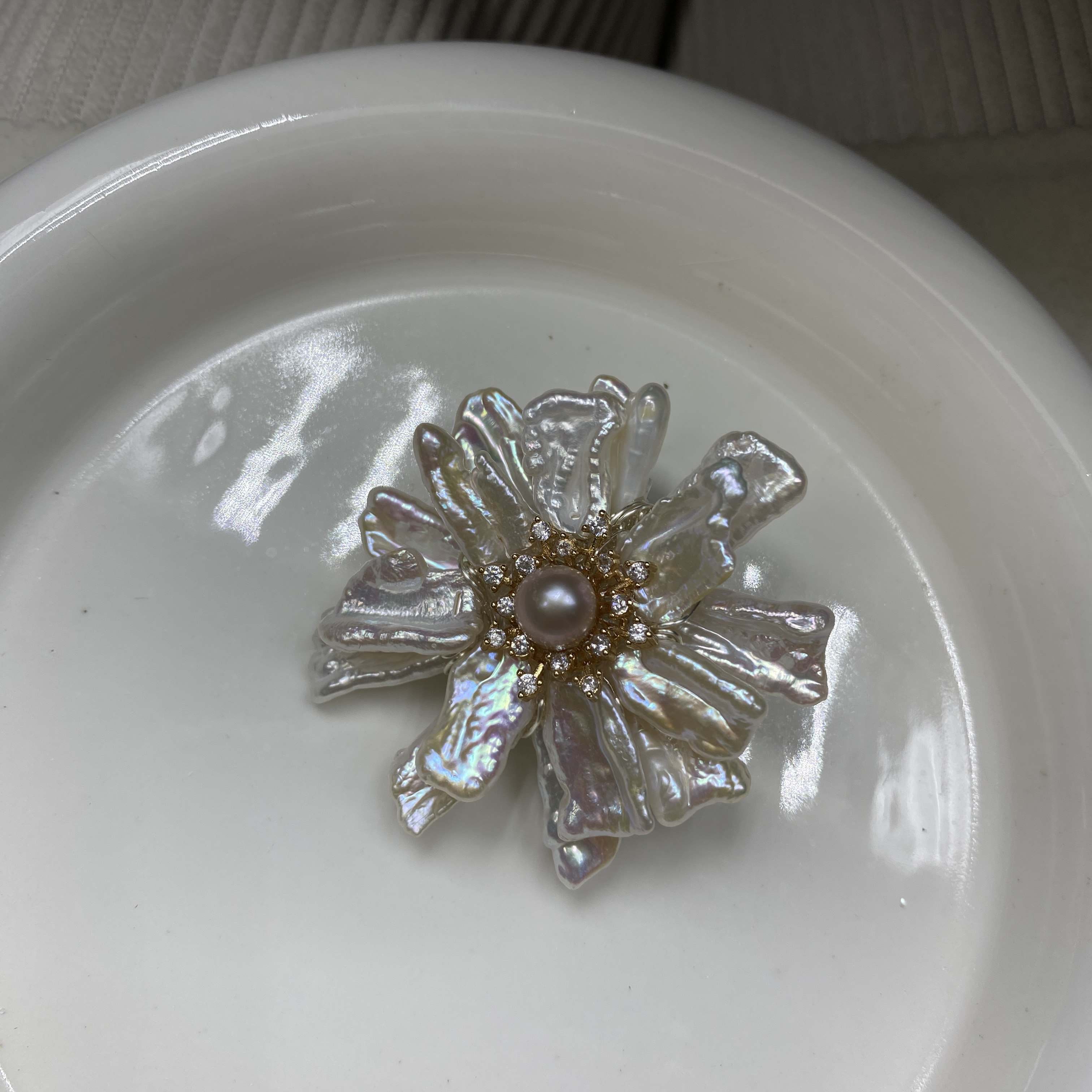 琵琶花花朵胸针女轻奢时尚气质胸花别针配饰高级感