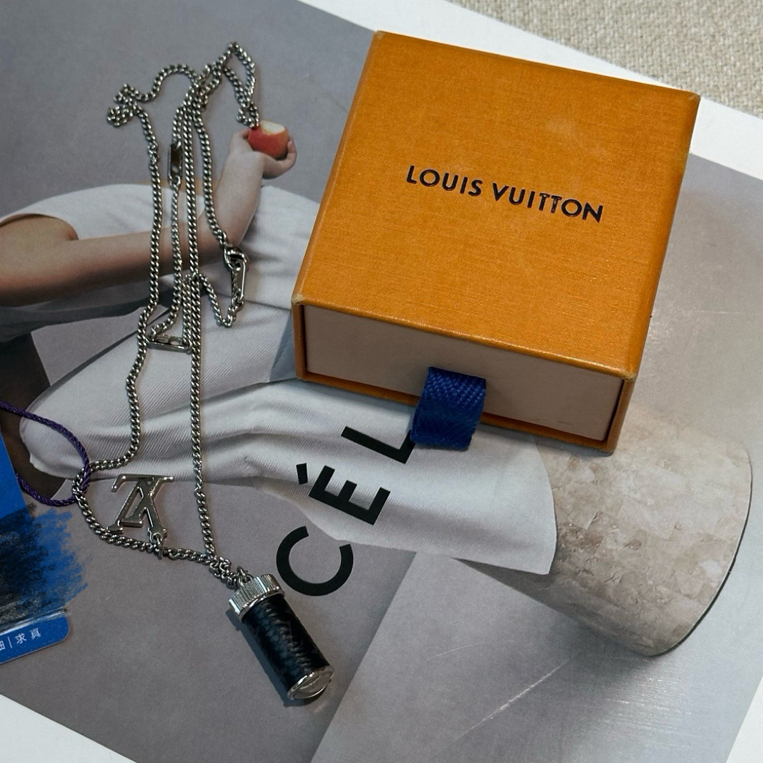 95新 LouisVuitton/路易威登 95新-黑银老花金属logo香水瓶子项链