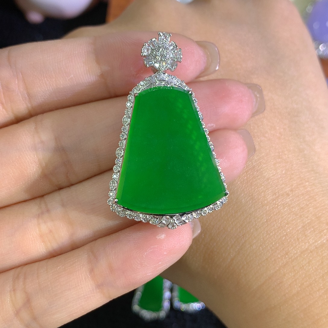 花***落翡翠18K金镶嵌颈饰无事牌