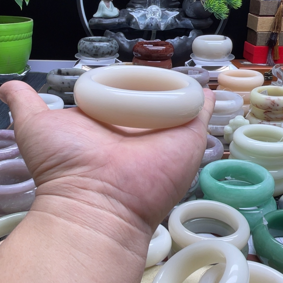 劉****石英岩玉未镶嵌手镯