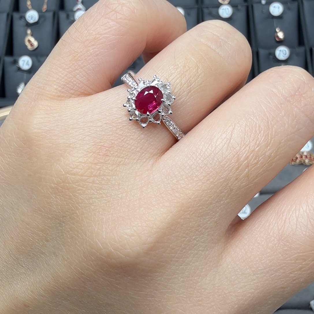 戒指18K金镶嵌红宝石唯美浪漫无烧鸽血红0.81克拉