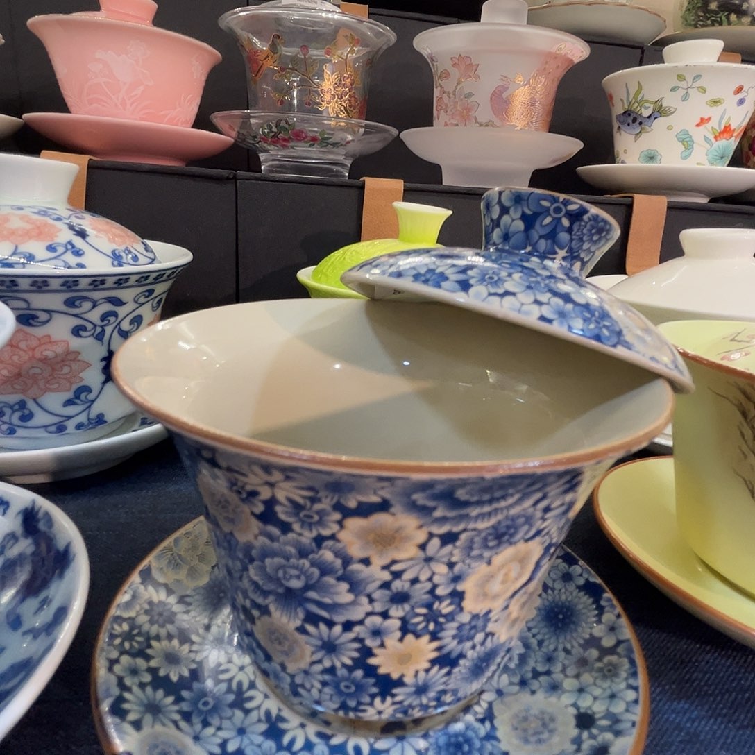 这些盖碗很漂亮！！！