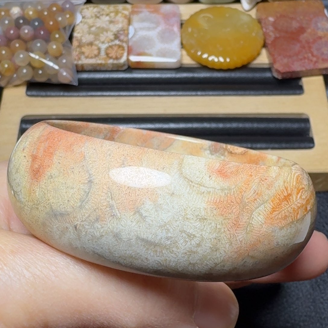 硅化玉54.5宽，橘红粉黄白虫未镶嵌