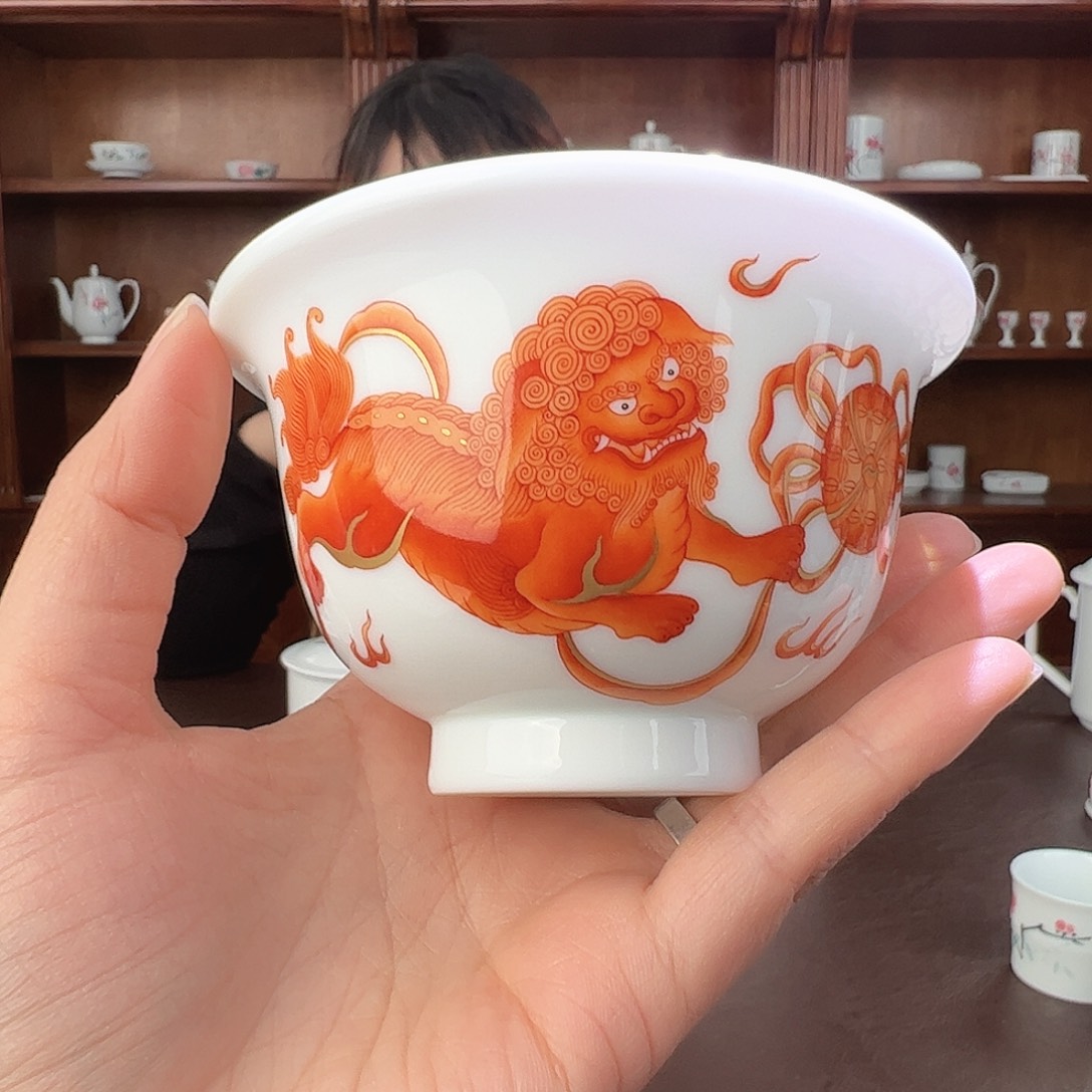 雪***豹瓷柴窑 矾红双狮绣球压手杯