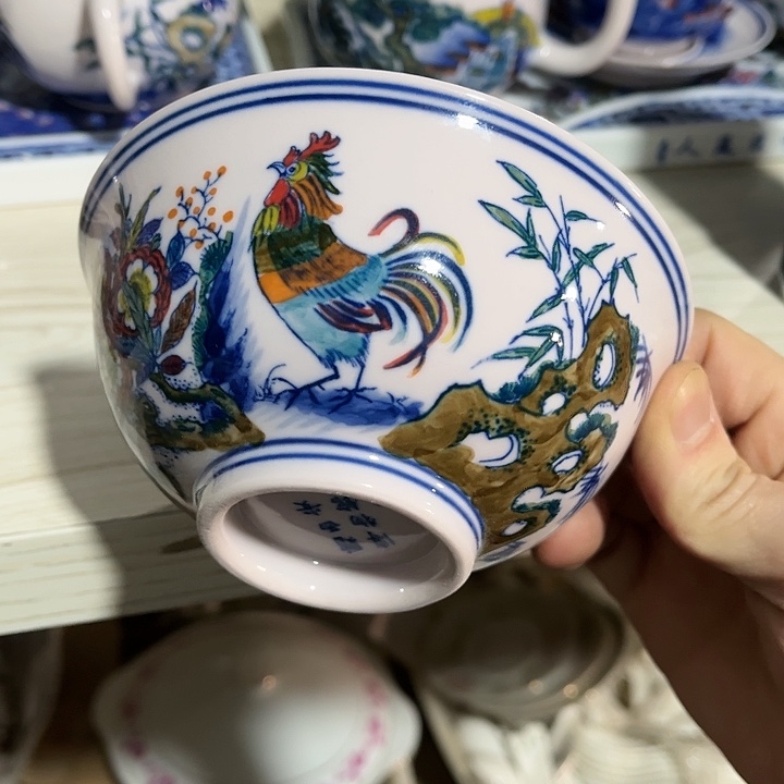 瓷片///////直径12.5厘米。红西西。