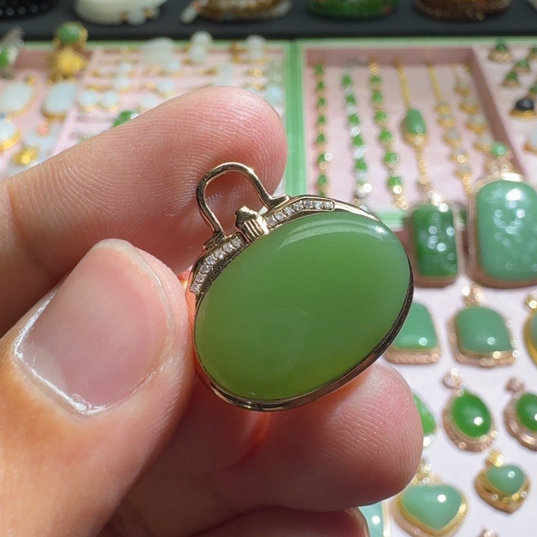 和田玉吊坠18K金镶嵌碧玉粉绿吊坠