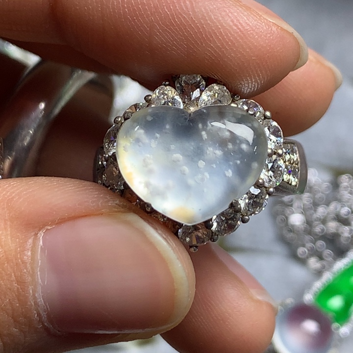 翡翠未镶嵌戒指铜托，卖裸石，需要二次镶嵌