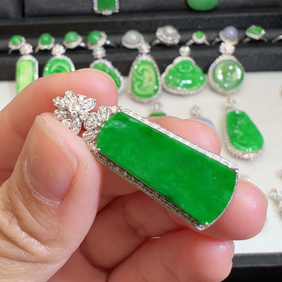 翡翠吊坠(不含链)18K金镶嵌