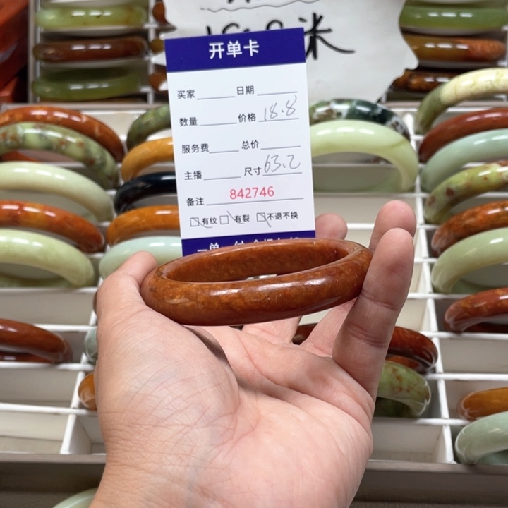 蛇纹石玉手镯未镶嵌淡**笑