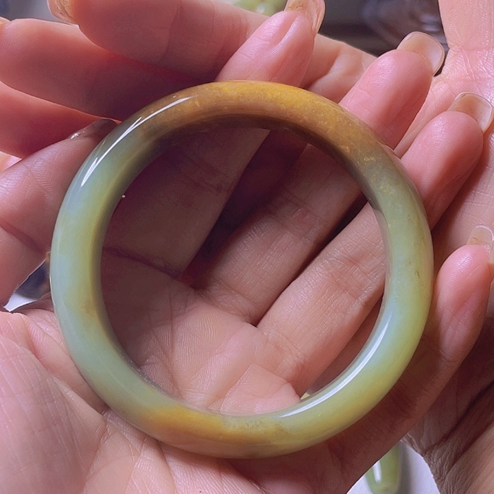 未镶嵌手镯岫岩河磨玉（透闪石质玉）张*英