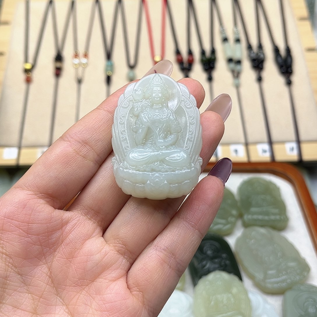 和田玉颈饰未镶嵌双****)