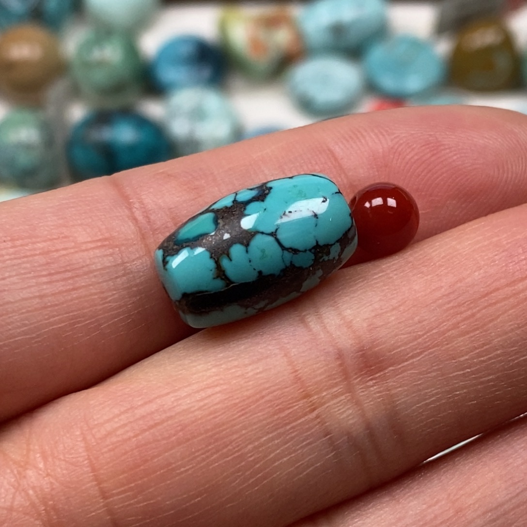 罗***秀南红玛瑙未镶嵌珠宝奇石2件180