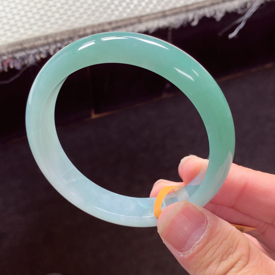 翡翠手镯未镶嵌缅甸